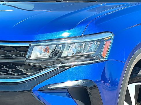 Used 2022 Volkswagen Taos SE image 4