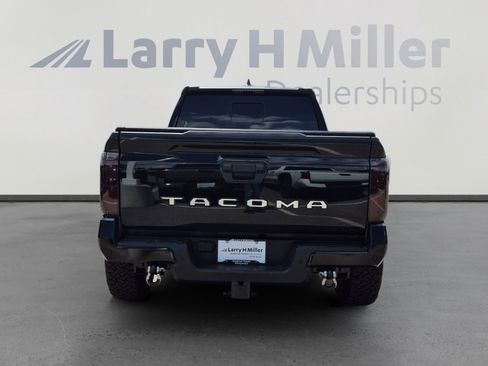 Used 2025 Toyota Tacoma SR5 AWD/4WD image 4