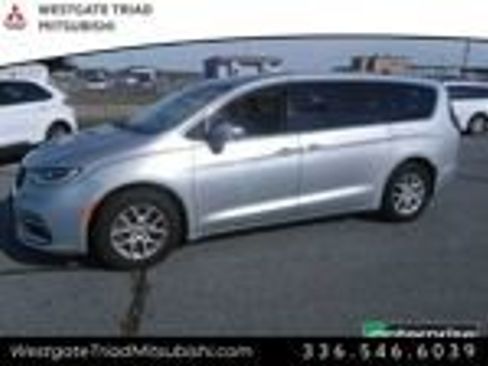 Used 2023 Chrysler Pacifica Touring-L FWD image 2