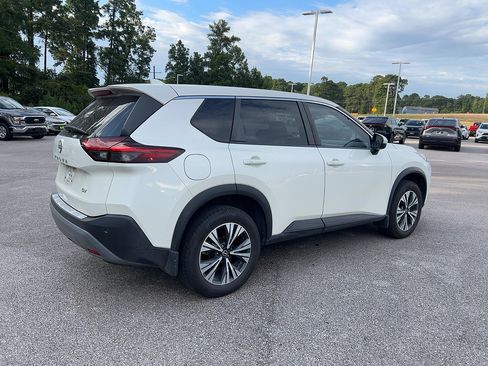 Used 2022 Nissan Rogue SV FWD image 2