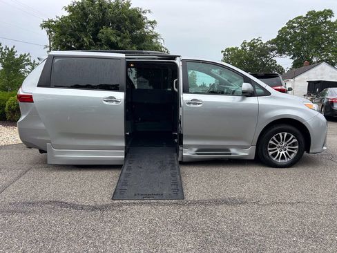 Used 2020 Toyota Sienna XLE Premium FWD image 4