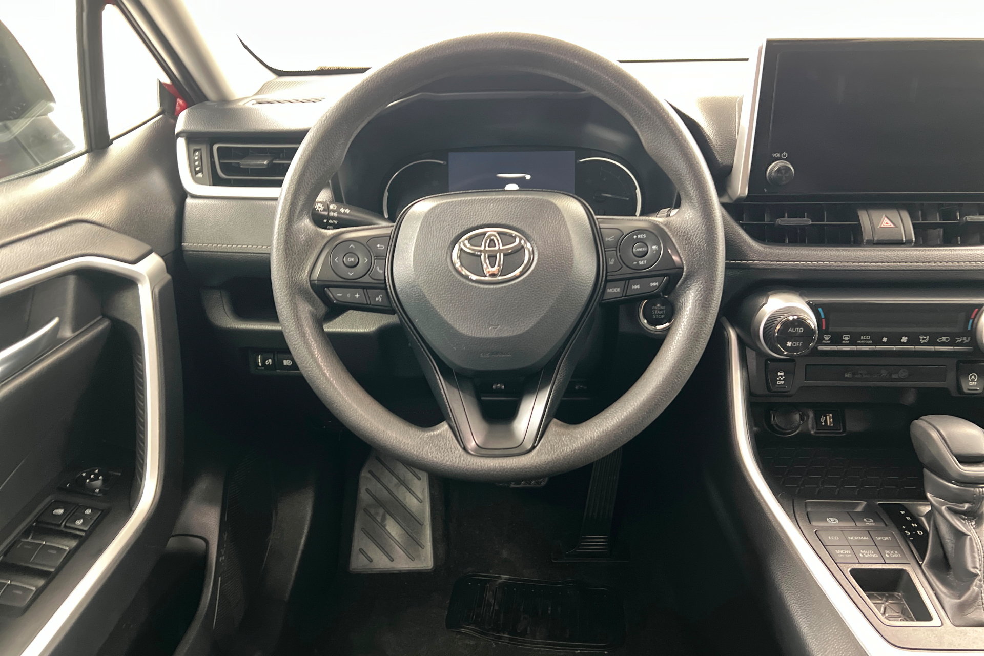Used 2025 Toyota RAV4 XLE AWD/4WD image 12