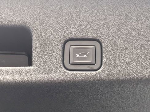 Used 2025 Chevrolet Traverse LT image 13