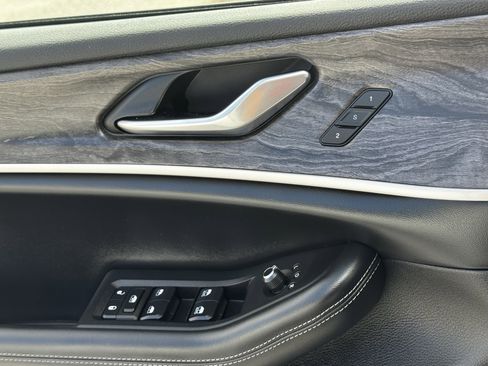 Used 2023 Jeep Grand Cherokee Limited w/ Black Appearance Package image 27