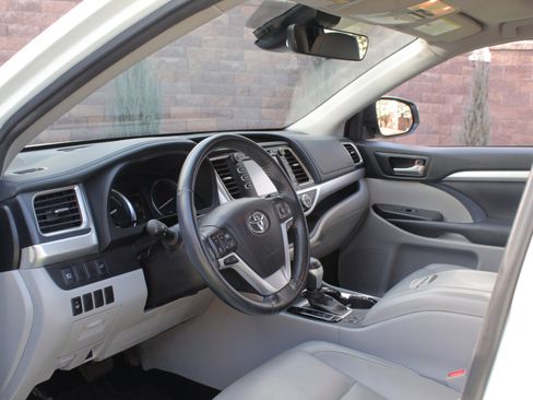 Used 2017 Toyota Highlander XLE image 33
