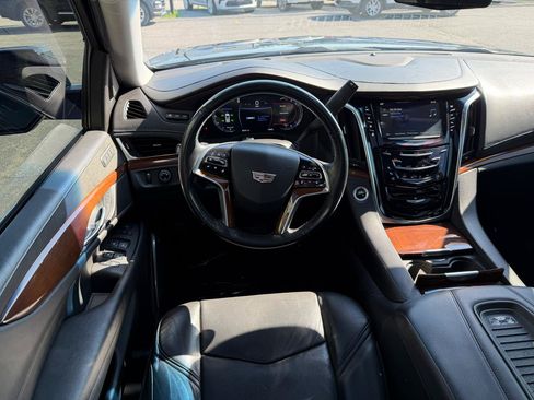 Used 2019 Cadillac Escalade ESV Luxury RWD image 18