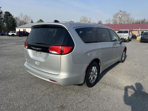Used 2023 Chrysler Voyager LX FWD image 5