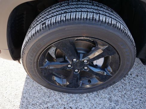 Certified 2024 Jeep Grand Cherokee Altitude image 21