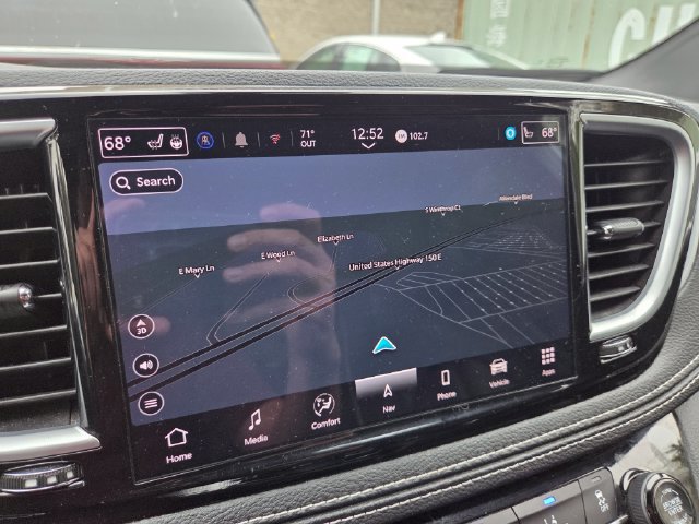 Used 2025 Chrysler Pacifica Limited FWD image 17