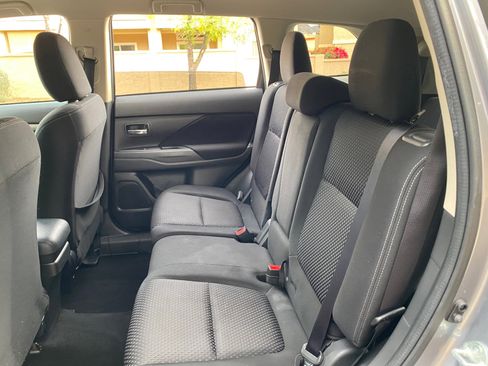 Used 2017 Mitsubishi Outlander ES image 37