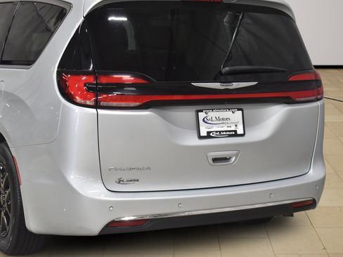 Certified 2024 Chrysler Pacifica Touring-L FWD image 39