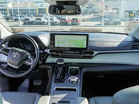 Used 2025 Toyota Sienna XLE image 31