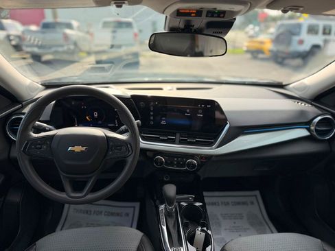 Used 2025 Chevrolet Trax LT FWD image 18