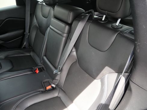 Used 2019 Jeep Cherokee Latitude Plus w/ Cold Weather Group AWD/4WD image 25