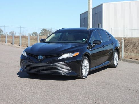 Used 2019 Toyota Camry XLE image 2