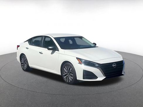 Used 2025 Nissan Altima 2.5 SV image 3