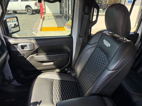 Used 2022 Jeep Gladiator Rubicon w/ Cold Weather Group AWD/4WD image 11