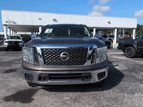 Used 2018 Nissan Titan SV w/ SV Convenience Package RWD image 9