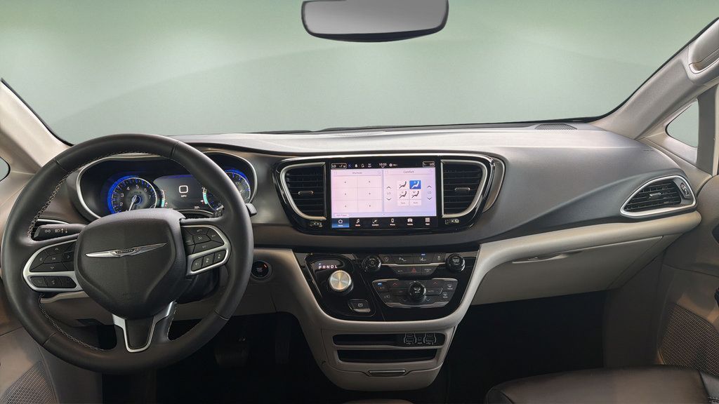Used 2024 Chrysler Pacifica Touring-L FWD image 7