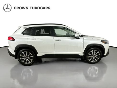 Used 2022 Toyota Corolla Cross XLE w/ Convenience Package AWD/4WD image 5