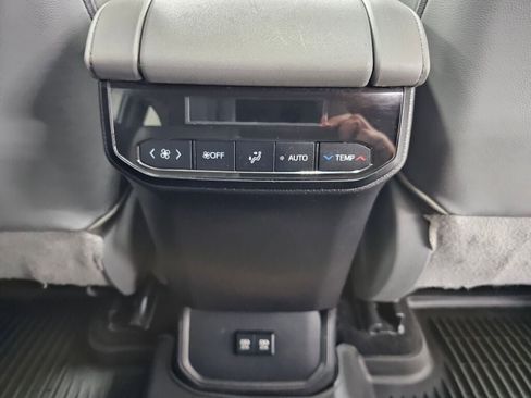 Used 2021 Toyota Highlander XLE image 11