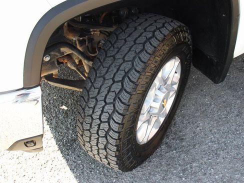 Used 2024 Chevrolet Silverado 2500 LT image 41