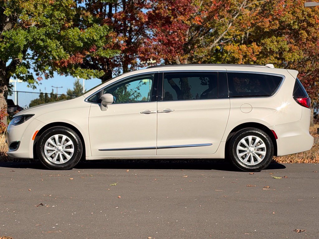 Used 2017 Chrysler Pacifica Touring-L FWD image 4