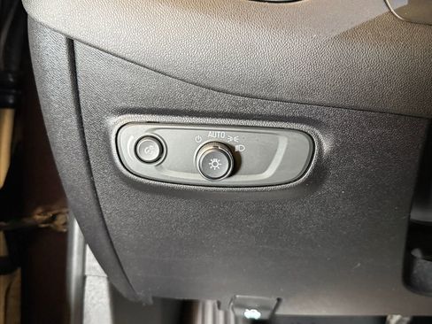 Used 2019 Chevrolet Equinox LS image 18