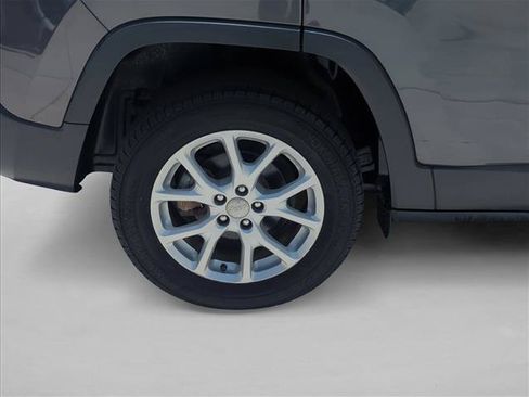 Used 2016 Jeep Cherokee Latitude FWD image 24