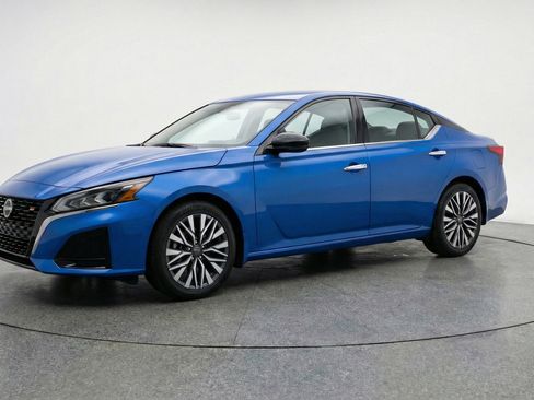 Used 2025 Nissan Altima 2.5 SV FWD image 3