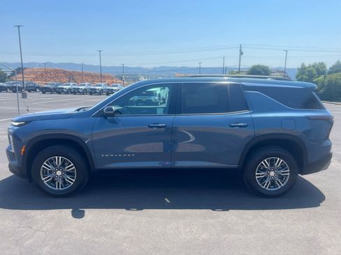 Used 2025 Chevrolet Traverse LT image 7