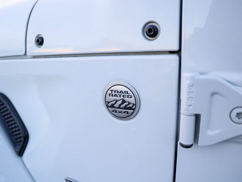 Used 2018 Jeep Wrangler Unlimited Sahara image 10