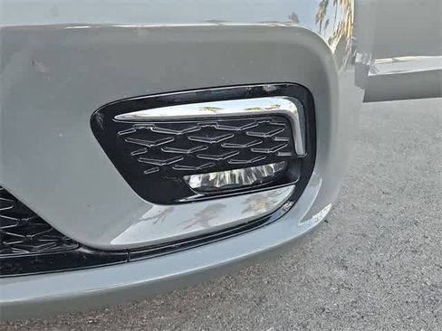 Used 2023 Chrysler Pacifica Touring-L image 11