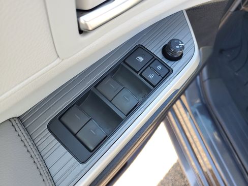 Used 2025 Toyota Sienna XLE image 26