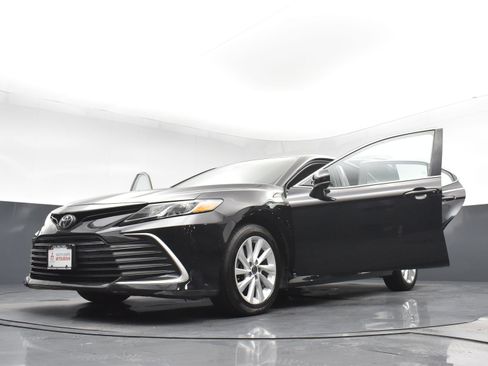 Used 2021 Toyota Camry LE FWD image 34