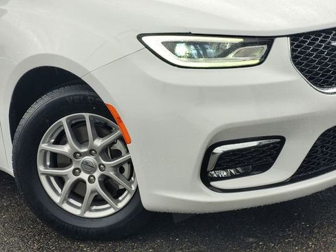 Used 2024 Chrysler Pacifica Touring image 9