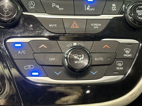 Used 2022 Chrysler Pacifica Touring-L image 23