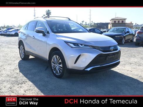 Used 2022 Toyota Venza XLE image 3