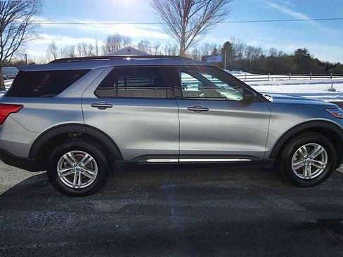 Used 2022 Ford Explorer XLT w/ Equipment Group 202A image 9