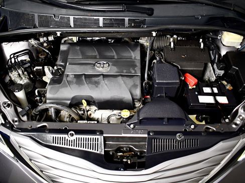 Used 2015 Toyota Sienna XLE image 41