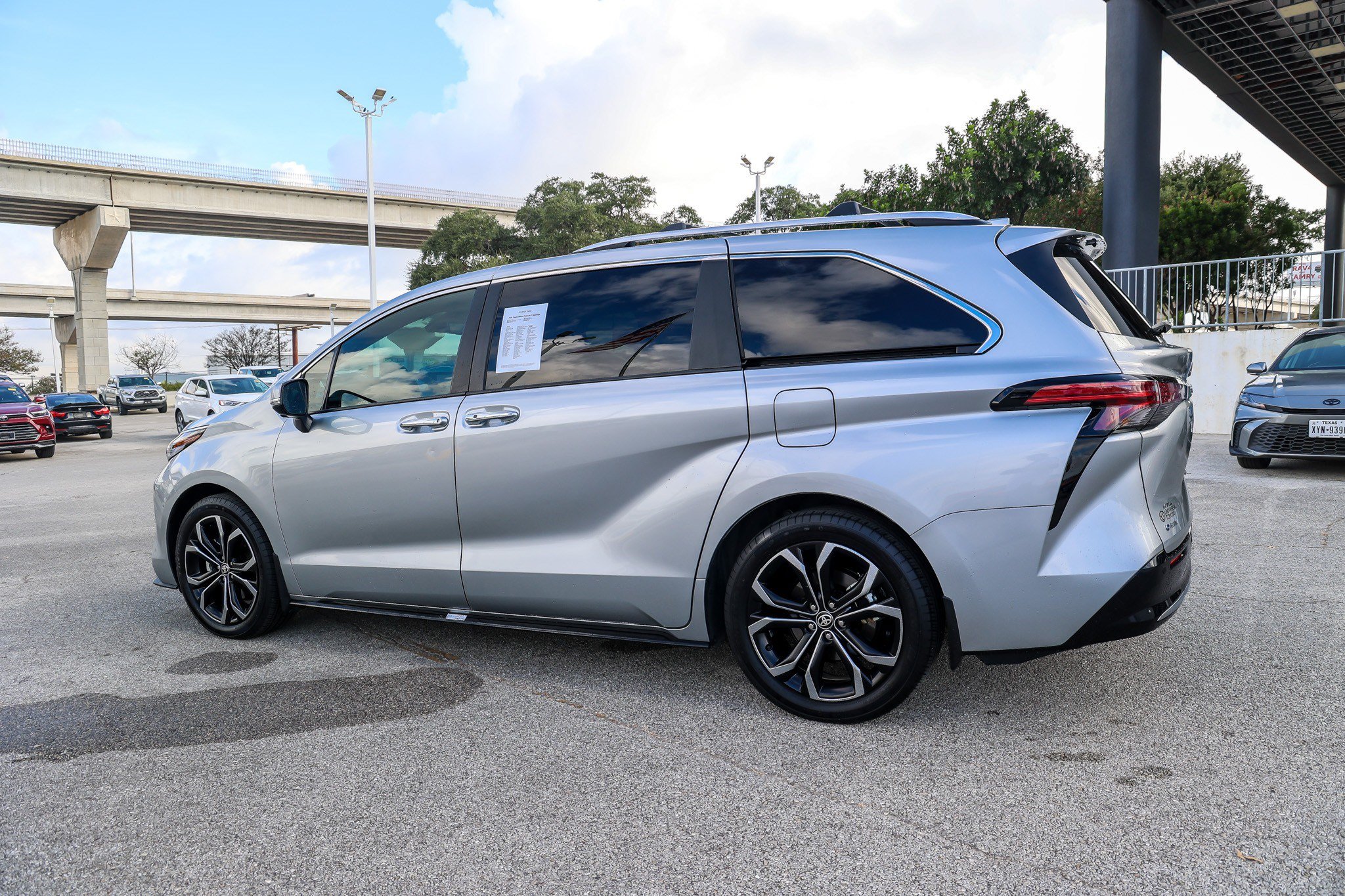 Certified 2025 Toyota Sienna Platinum FWD image 10