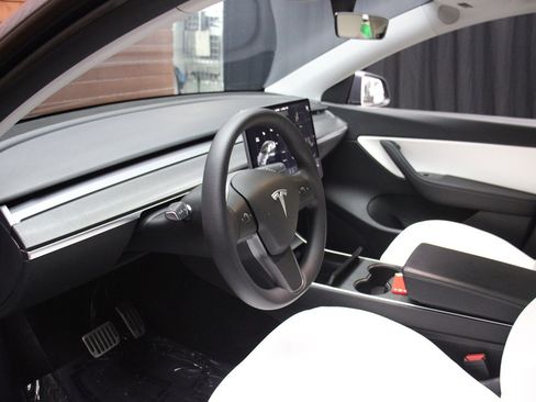 Used 2020 Tesla Model Y Long Range image 49