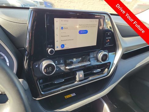 Used 2024 Toyota Highlander XLE FWD image 8