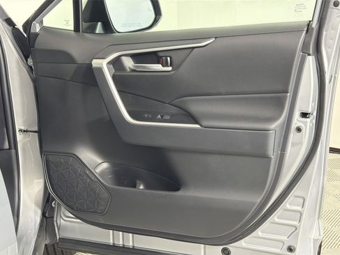 Used 2025 Toyota RAV4 XLE image 33