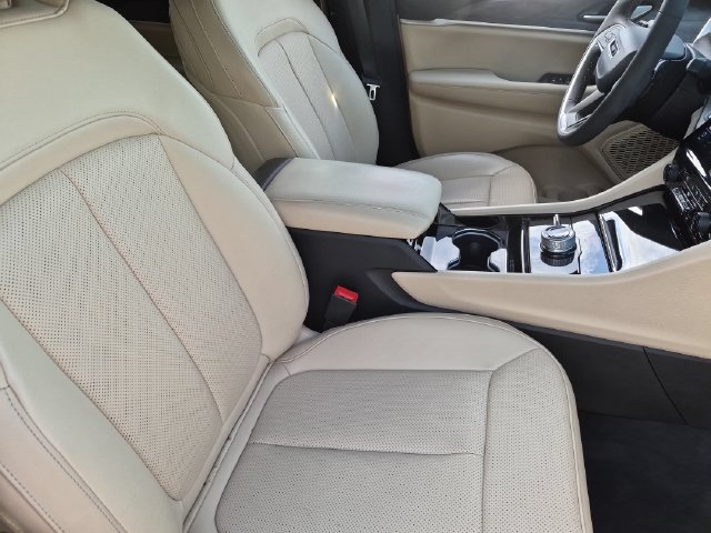 Used 2023 Jeep Grand Cherokee L Limited w/ Luxury Tech Group II AWD/4WD image 23