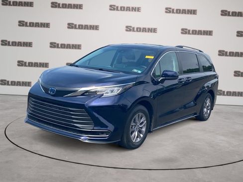 Used 2023 Toyota Sienna LE w/ LE Plus Package AWD/4WD image 1