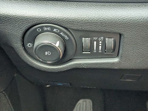 Used 2025 Chrysler Pacifica Limited FWD image 26