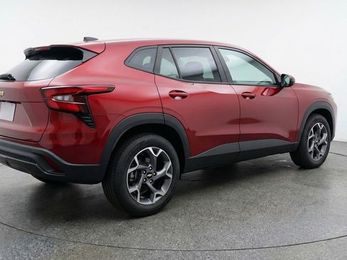 Used 2025 Chevrolet Trax LT w/ LT Convenience Package image 9