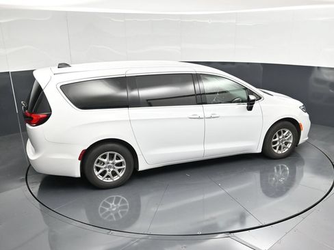 Used 2024 Chrysler Pacifica Touring-L FWD image 46
