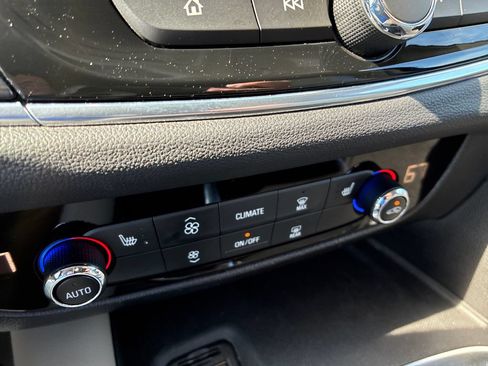 Used 2021 Buick Enclave Essence FWD image 16